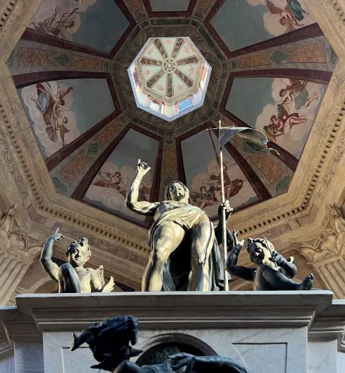 Blick in die Kuppel des Mausoleums Stadthagen mit dem auferstandenen Christus von Adriaen de Vries und den gemalten Engeln